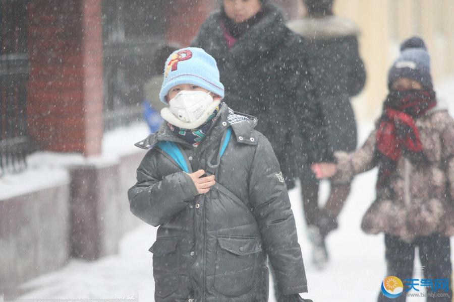 暴雪霧霾席捲哈爾濱 市民戴口罩雪中前行 - 天氣網