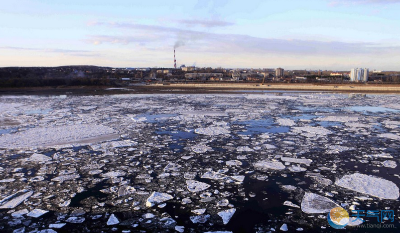黑龙江黑河解冻 现壮美的流冰景观