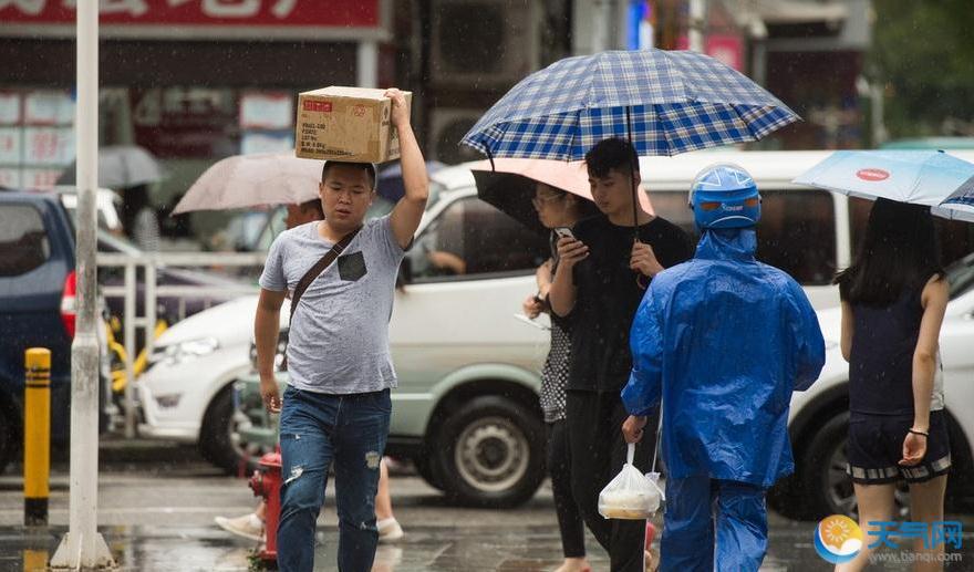 深圳天降暴雨 路上行人百態躲雨