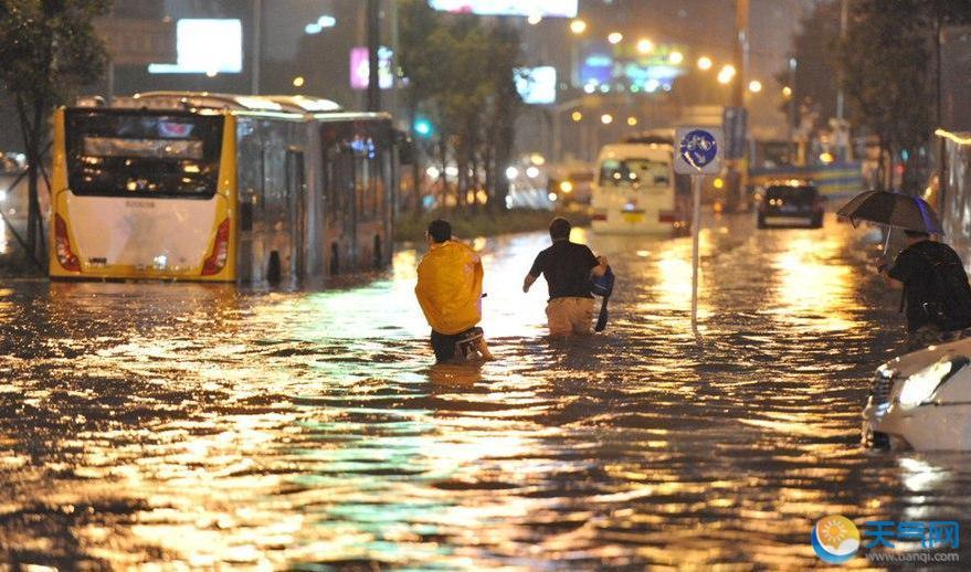 歷年北京暴雨圖集 大橋被淹人從齊腰深水中趟水而過