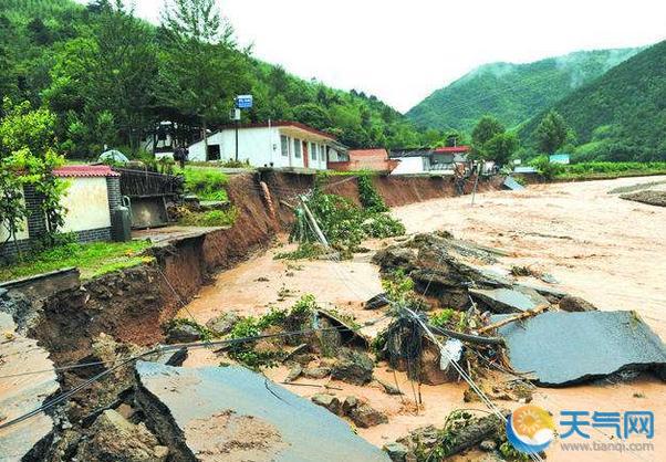 甘肃陇南爆洪泥石流致18万人受灾 8人死亡转移9868人