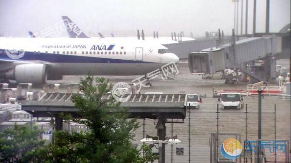 日本大阪关西机场被淹 台风飞燕致机场滞留30